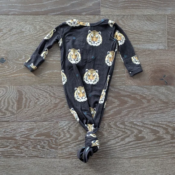 NWT Posh Peanut Matteo Button Knotted Gown Size 0-3 Months - Picture 6 of 6